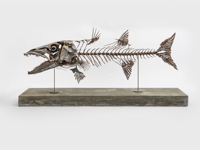 Dana Meyer: Barrakuda, Stahl - geschmiedet und geschweißt, Beton, 2023, 47 x 34 x 100 cm