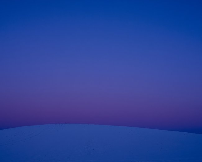 Hans-Christian Schink: Blaue Stunde im Winter, Pigmentprint auf Hahnemühle Bütten, gerahmt mit Museumsglas, Ed. 5 + 2 AP Format 90 x 105 cm, 9.000 Euro