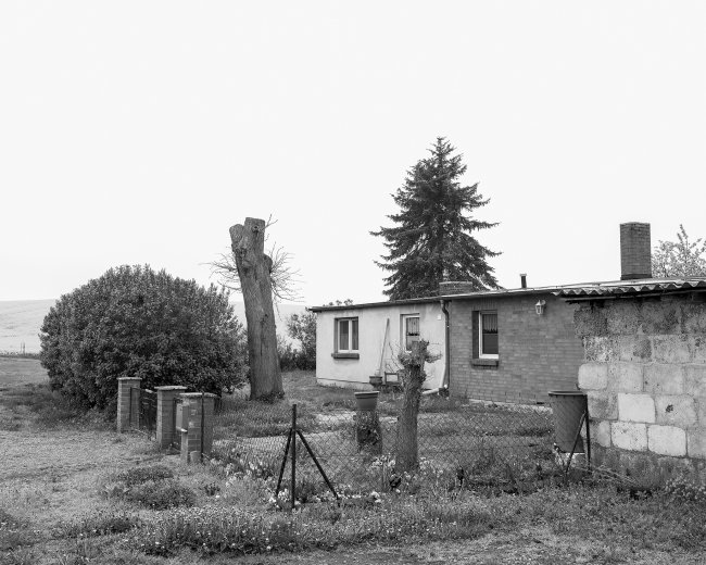 Hans-Christian Schink: Am Weg #5, 2022-24, Barytprint auf Aludibond, gerahmt mit Museumsglas, Ed. 5 + 2 AP Format 40 x 48 cm -  2900 Euro; Format 90 x 105 cm, 9000 Euro