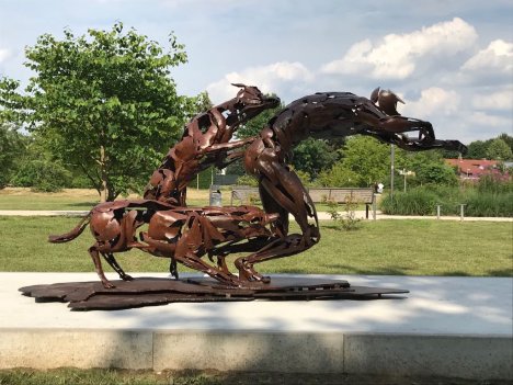 Dana Meyer und Karlheinz Oswald in der Skulpturenausstellung Eichborn