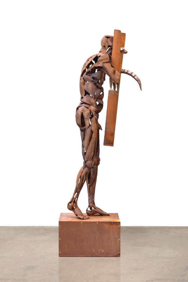 Dana Meyer: Kukeri, 2026, Stahl - getrieben und geschweißt, 257 x 60 x 95 cm, 24000 Euro